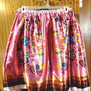 Jupe longueur genou en satin à motif floral Ojibwe large rose