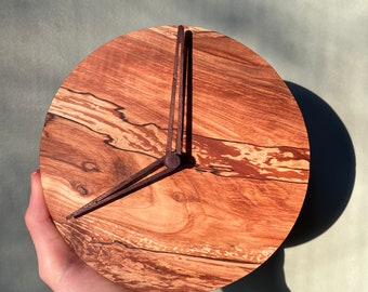 Horloge murale en bois de pommier fait main – Décoration d'intérieur en bois moderne unique