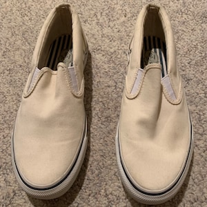 Markenmarke gebrochen weiße Segeltuch Slip-on-Herrenschuhe, sanft getragen, Größe 8,5