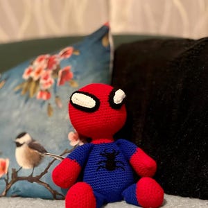 Webman Häkelanleitung PDF | Anleitung für ein Amigurumi Superhelden-Spielzeug | Anfängerfreundliche Plüsch-Häkelanleitung
