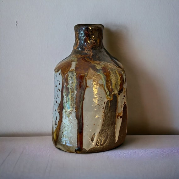 Die rustikale Schönheit des Holzbrandes: Die 15 cm hohe Vase von Keramikpassion
