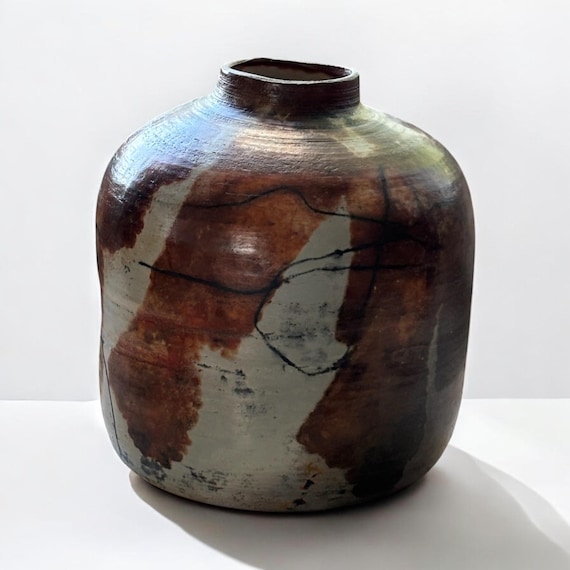 Pit-fired vase – hand-formed & fire-drawn | earthy ceramic with a beeswax finish | unique piece for dried flowers / V-GB-002