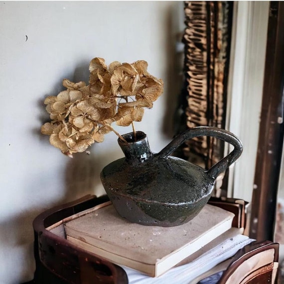 Natürliche Schönheit im Rustikalen: Die 11 cm hohe Vase von Keramikpassion