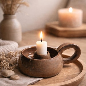 Handgetöpferter Stabkerzenhalter mit Henkel – Keramik Kerzenhalter im skandinavischen Design | Wabi Sabi Candle Holder Ceramic