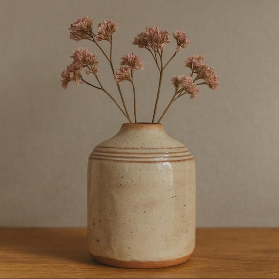 Mini ceramic vase speckled grey – handmade from brown clay with grooves, 6 cm high