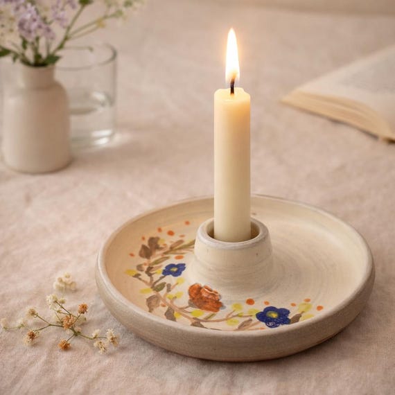 Hand-painted ceramic candle holder with flowers – candle plate for taper candles, spring decoration, summer decoration, gift idea, table decoration