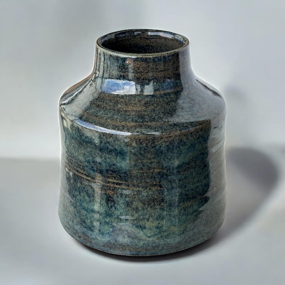 Atmospheric vase dark blue – 12cm bulbous & glossy | Handmade ceramic with depth / V-SB-004