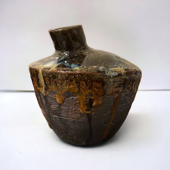 Die natürliche Schönheit des Holzbrandes: Die 13 cm hohe Vase von Keramikpassion
