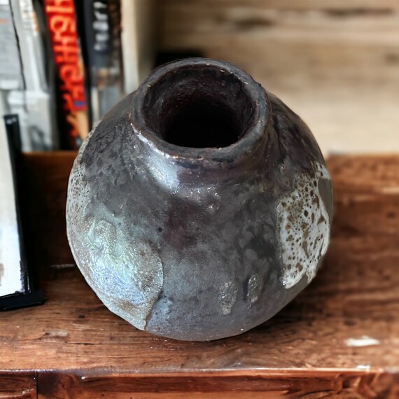 Die Schönheit des Holzbrandes: Die einzigartige 11 cm hohe Vase von Keramikpassion