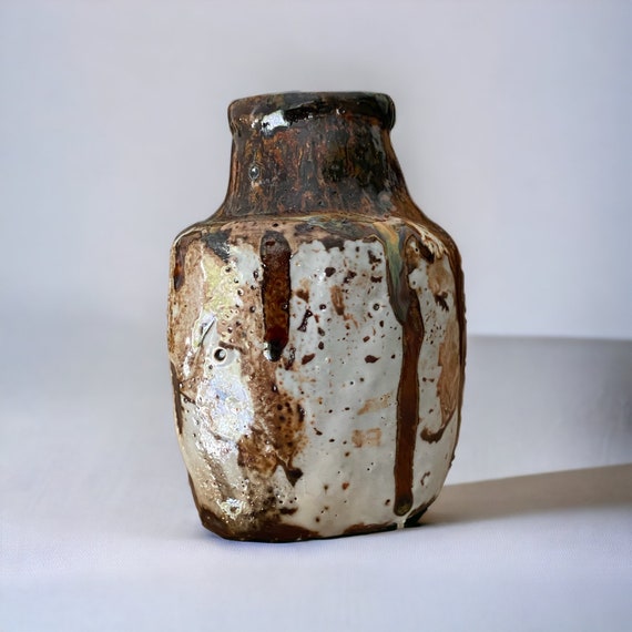 Die Schönheit des Holzbrandes: Die einzigartige 12 cm hohe Vase von Keramikpassion