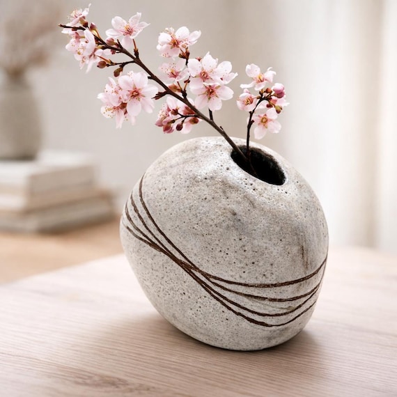 White ceramic vase, rough finish – hand-shaped from brown clay | Sculptural decoration with a natural stone surface | Unique piece | Gift idea | Table decoration