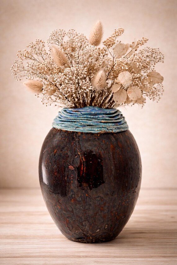 Handcrafted ceramic vase, 29 cm tall, a poetic mix of earth and lightness, for fresh and dried flowers, a unique gift