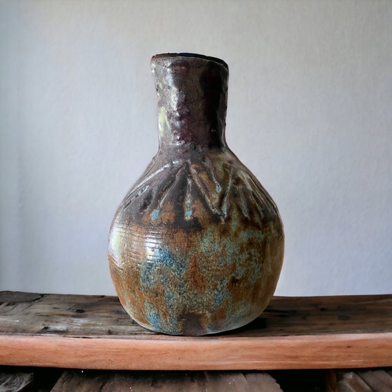 Die natürliche Schönheit des Holzbrandes: Die 13 cm hohe Vase von Keramikpassion