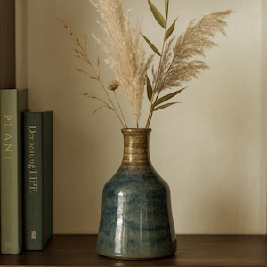 Bottle-shaped vase – hand-thrown stoneware | Blue-black iridescent | Waterproof unique piece / V-SB-003