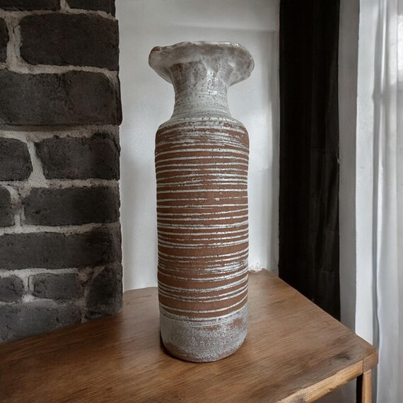 Handgefertigte Keramikvase – Eleganz in Mattweiß mit organischer Blütenform