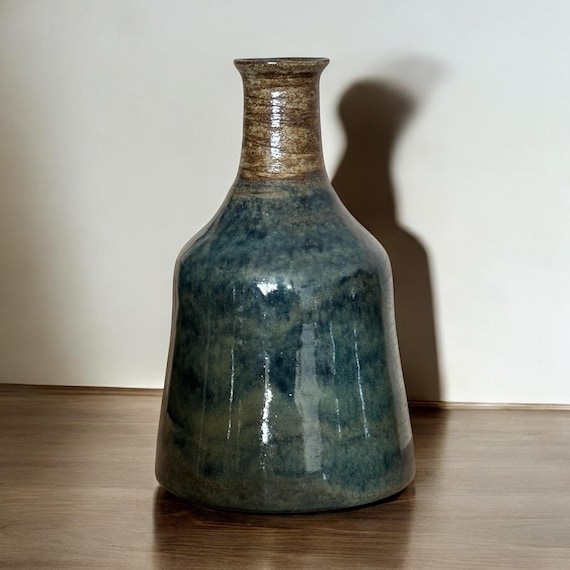 Bottle-shaped vase – hand-thrown stoneware | Blue-black iridescent | Waterproof unique piece / V-SB-003