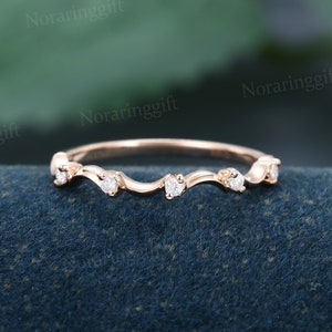 Anillo de bodas de moissanita vintage, delicado anillo de bodas de media eternidad en oro rosa con diamantes para mujer, anillo nupcial antiguo a juego, anillo anual.