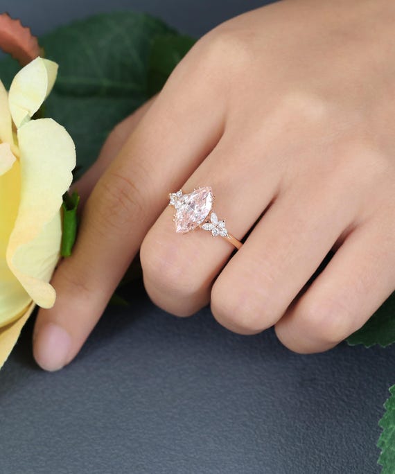 Anello in oro rosa con fiore di ametiste, topazi azzurri e diamanti