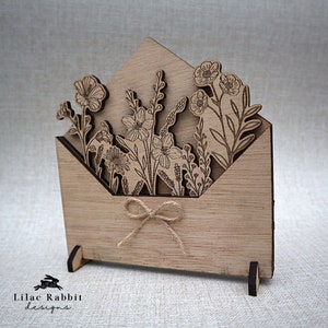 Tarjeta de cumpleaños de madera personalizada: recuerdo floral grabado con láser
