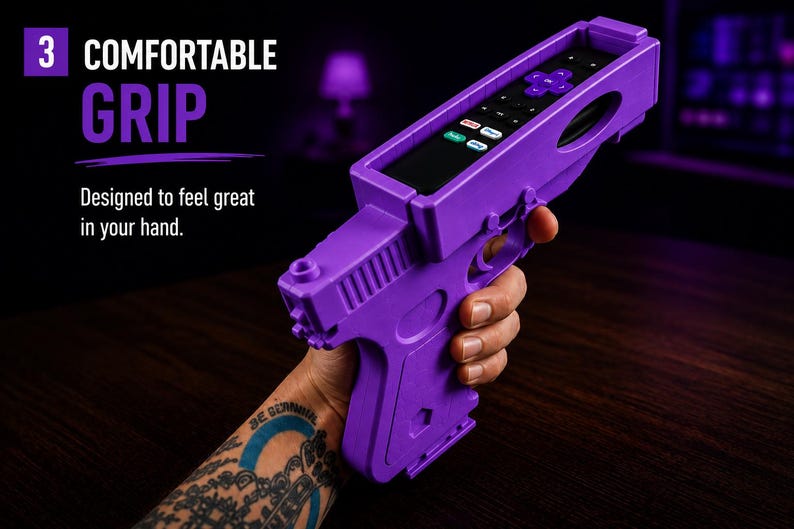 K&ouml;nnte beinhalten: Ein leuchtend viofter Fernbedienungshalter aus Kunststoff in Pistolenform mit einem oberen Schlitz f&uuml;r eine rechteckige Fernbedienung. Der Text 3 COMFORTABLE GRIP und Designed to feel great in your hand steht links im Bild.