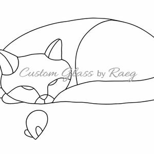 Könnte beinhalten: Schwarz-Weiß-Illustration einer schlafenden Katze mit einem kleinen herzförmigen Objekt darunter. Die Katze ist zusammengerollt, die Augen geschlossen. Der Text "Custom Glass by Raeg" ist kursiv geschrieben.