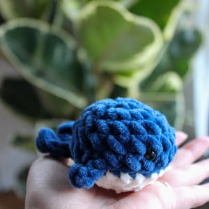 Peluche de ballena en miniatura - Compañero de ganchillo hecho a mano