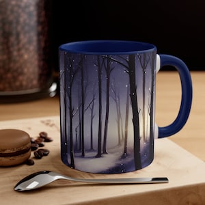 Verschneite Waldtasse - Dämmerungs-Winterlandschafts-Kaffeetasse, gemütliches Keramikkunstwerk, bunte Geschenktasse