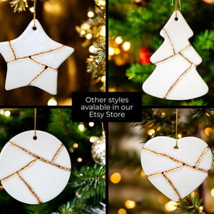 Peut inclure: Quatre d&eacute;corations de No&euml;l en c&eacute;ramique blanche avec des accents dor&eacute;s. Les d&eacute;corations sont en forme d'&eacute;toile, d'arbre, de cercle et de c&oelig;ur. D'autres styles sont disponibles dans notre boutique Etsy.