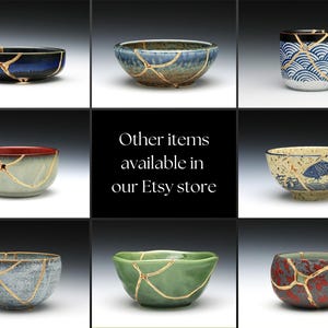 Peut inclure: Une collection de bols en c&eacute;ramique avec un gla&ccedil;age craquel&eacute; dor&eacute;. Les bols sont de diff&eacute;rentes couleurs, notamment bleu, vert et rouge.  Autres articles disponibles dans notre boutique Etsy.