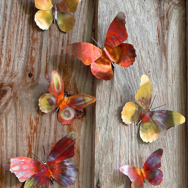 Conjunto de decoración de pared de mariposas de cobre. Arte de pared de mariposas de cobre para exteriores. Decoración de pared de metal hecha a mano para primavera. Conjunto de mariposas pintadas con llamas para patio.