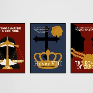 Peut inclure: Trois affiches minimalistes aux couleurs rouge, bleu et or. La premi&egrave;re affiche pr&eacute;sente une silhouette noire d'une personne v&ecirc;tue d'une robe et tenant une balance avec le texte "What's mine is yours and what is yours is mine." et "Measure for Measure". La deuxi&egrave;me affiche pr&eacute;sente une couronne et une croix dor&eacute;es avec le texte "Heat not a furnace for your foe so hot that it do singe yourself." et "Henry VIII". La troisi&egrave;me affiche pr&eacute;sente deux silhouettes noires de personnes avec une cha&icirc;ne dor&eacute;e et le texte "We came into the world like brother and brother, and now let's go hand in hand, not one before another." et "The Comedy of Errors".