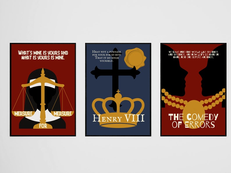 Peut inclure: Trois affiches minimalistes aux couleurs rouge, bleu et or. La premi&egrave;re affiche pr&eacute;sente une silhouette noire d'une personne v&ecirc;tue d'une robe et tenant une balance avec le texte "What's mine is yours and what is yours is mine." et "Measure for Measure". La deuxi&egrave;me affiche pr&eacute;sente une couronne et une croix dor&eacute;es avec le texte "Heat not a furnace for your foe so hot that it do singe yourself." et "Henry VIII". La troisi&egrave;me affiche pr&eacute;sente deux silhouettes noires de personnes avec une cha&icirc;ne dor&eacute;e et le texte "We came into the world like brother and brother, and now let's go hand in hand, not one before another." et "The Comedy of Errors".
