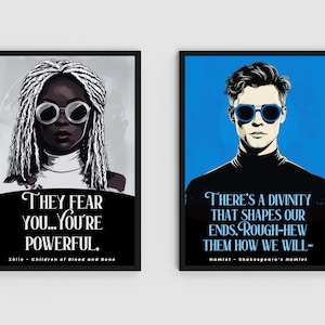 Puede incluir: Dos impresiones art&iacute;sticas enmarcadas. La primera presenta a una mujer con trenzas blancas y gafas de sol, con el texto "THEY FEAR YOU... YOU'RE POWERFUL." La segunda impresi&oacute;n muestra a un hombre con gafas de sol y el texto "THERE'S A DIVINITY..."