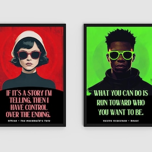 Puede incluir: Dos impresiones art&iacute;sticas enmarcadas. La primera presenta a una mujer con gafas de sol con el texto: "SI ES UNA HISTORIA QUE ESTOY CONTANDO, ENTONCES TENGO EL CONTROL SOBRE EL FINAL". La segunda impresi&oacute;n muestra a un hombre con gafas de sol con el texto: "LO QUE PUEDES HACER ES CORRER HACIA QUIEN QUIERES SER".