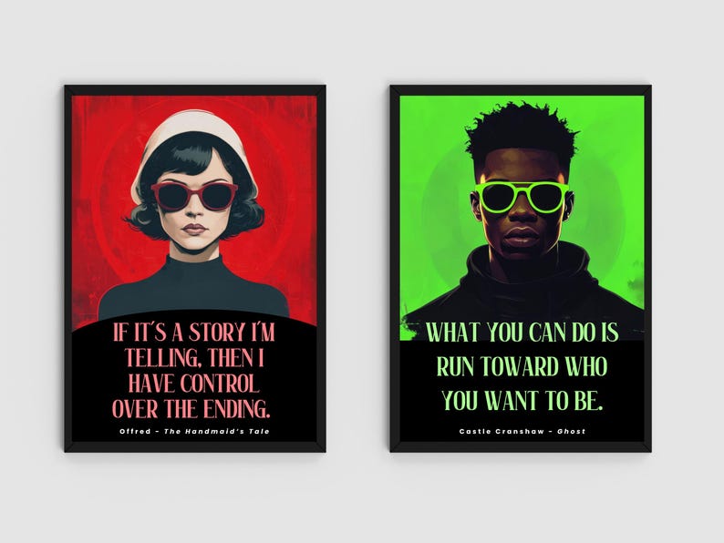 Puede incluir: Dos impresiones art&iacute;sticas enmarcadas. La primera presenta a una mujer con gafas de sol con el texto: "SI ES UNA HISTORIA QUE ESTOY CONTANDO, ENTONCES TENGO EL CONTROL SOBRE EL FINAL". La segunda impresi&oacute;n muestra a un hombre con gafas de sol con el texto: "LO QUE PUEDES HACER ES CORRER HACIA QUIEN QUIERES SER".