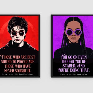 Puede incluir: Dos impresiones art&iacute;sticas enmarcadas. La impresi&oacute;n de la izquierda presenta un retrato de una persona con gafas de sol redondas sobre un fondo rojo, con una cita de Harry Potter. La impresi&oacute;n de la derecha muestra a una persona con gafas de sol moradas sobre un fondo morado, con una cita de Starr Carter.