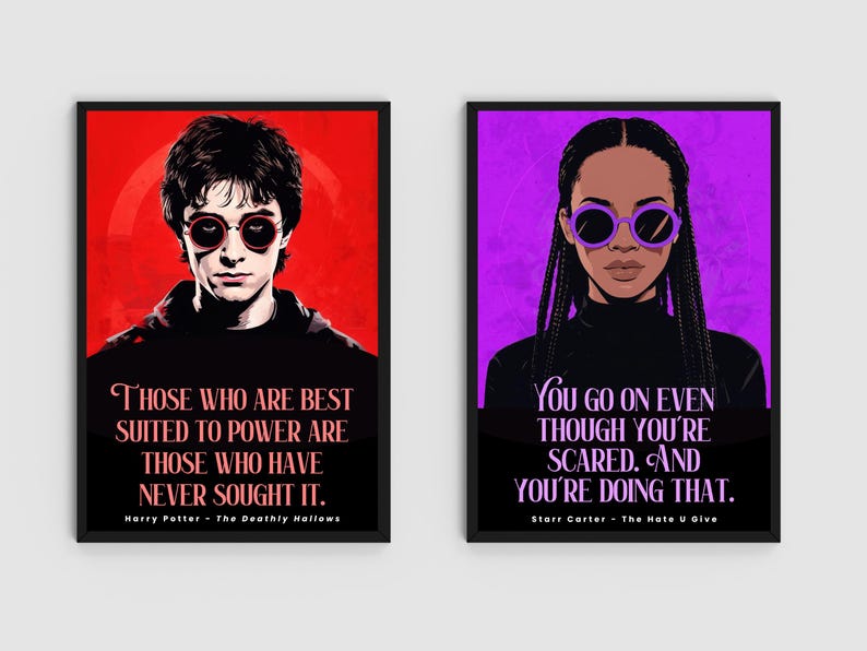 Puede incluir: Dos impresiones art&iacute;sticas enmarcadas. La impresi&oacute;n de la izquierda presenta un retrato de una persona con gafas de sol redondas sobre un fondo rojo, con una cita de Harry Potter. La impresi&oacute;n de la derecha muestra a una persona con gafas de sol moradas sobre un fondo morado, con una cita de Starr Carter.