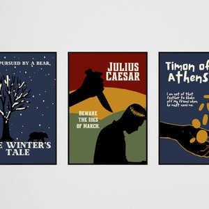 Peut inclure: Trois affiches minimalistes avec des cadres noirs. La premi&egrave;re affiche est bleue avec un arbre blanc et un ours noir, et le texte "EXIT, PURSUED BY A BEAR, THE WINTER'S TALE". La deuxi&egrave;me affiche est rouge, jaune et verte avec une silhouette noire d'une personne tenant un couteau et le texte "JULIUS CAESAR BEWARE THE IDES OF MARCH.". La troisi&egrave;me affiche est bleue avec une main dor&eacute;e tenant des pi&egrave;ces d'or et le texte "Timon of Athens I am not of that feather to shake off my friend when he must need me."