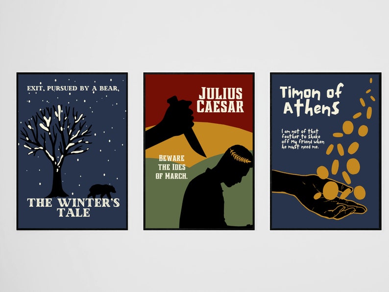 Peut inclure: Trois affiches minimalistes avec des cadres noirs. La premi&egrave;re affiche est bleue avec un arbre blanc et un ours noir, et le texte "EXIT, PURSUED BY A BEAR, THE WINTER'S TALE". La deuxi&egrave;me affiche est rouge, jaune et verte avec une silhouette noire d'une personne tenant un couteau et le texte "JULIUS CAESAR BEWARE THE IDES OF MARCH.". La troisi&egrave;me affiche est bleue avec une main dor&eacute;e tenant des pi&egrave;ces d'or et le texte "Timon of Athens I am not of that feather to shake off my friend when he must need me."