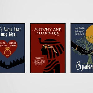 Peut inclure: Trois affiches minimalistes avec des fonds bleus, rouges et jaunes. Les affiches pr&eacute;sentent du texte de pi&egrave;ces de Shakespeare : "Tout est bien qui finit bien", "Antoine et Cl&eacute;op&acirc;tre" et "Cymbeline".