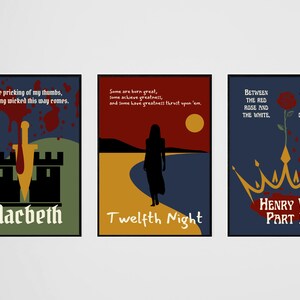 Peut inclure: Trois affiches minimalistes pr&eacute;sentant des citations de pi&egrave;ces de Shakespeare. La premi&egrave;re affiche est rouge, verte et noire avec un ch&acirc;teau et une dague et la citation &laquo;&nbsp;Par le picotement de mes pouces, Quelque chose de mauvais arrive&nbsp;&raquo;. La deuxi&egrave;me affiche est jaune, rouge et bleue avec une silhouette de femme marchant sur une plage et la citation &laquo;&nbsp;Certains naissent grands, certains atteignent la grandeur, et certains ont la grandeur impos&eacute;e&nbsp;&raquo;. La troisi&egrave;me affiche est bleue et rouge avec une couronne et une rose rouge et la citation &laquo;&nbsp;Entre la rose rouge et la blanche. Mille &acirc;mes &agrave; la mort et &agrave; la nuit mortelle&nbsp;&raquo;.
