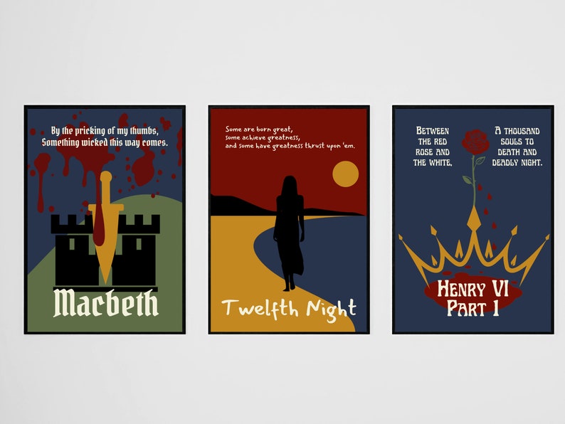 Peut inclure: Trois affiches minimalistes pr&eacute;sentant des citations de pi&egrave;ces de Shakespeare. La premi&egrave;re affiche est rouge, verte et noire avec un ch&acirc;teau et une dague et la citation &laquo;&nbsp;Par le picotement de mes pouces, Quelque chose de mauvais arrive&nbsp;&raquo;. La deuxi&egrave;me affiche est jaune, rouge et bleue avec une silhouette de femme marchant sur une plage et la citation &laquo;&nbsp;Certains naissent grands, certains atteignent la grandeur, et certains ont la grandeur impos&eacute;e&nbsp;&raquo;. La troisi&egrave;me affiche est bleue et rouge avec une couronne et une rose rouge et la citation &laquo;&nbsp;Entre la rose rouge et la blanche. Mille &acirc;mes &agrave; la mort et &agrave; la nuit mortelle&nbsp;&raquo;.