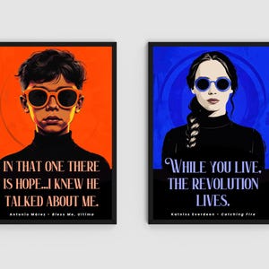 Puede incluir: Dos impresiones art&iacute;sticas enmarcadas. La primera presenta a un ni&ntilde;o con gafas de sol naranjas con la cita "IN THAT ONE THERE IS HOPE...I KNEW HE TALKED ABOUT ME." La segunda muestra a una mujer con gafas de sol azules con la cita "WHILE YOU LIVE, THE REVOLUTION LIVES."