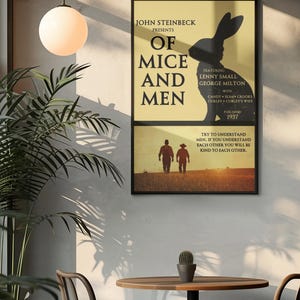Op de afbeelding: Een rechthoekige wandposter met de titel Of Mice and Men van John Steinbeck. Het ontwerp bevat een zwart silhouet van een konijn, tekst met personages, het jaar 1937 en een onderste paneel met twee figuren die door een veld lopen.