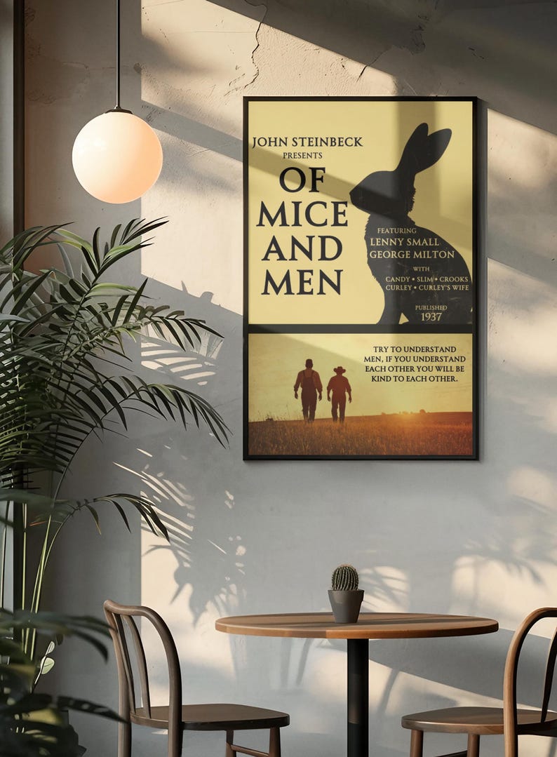 Op de afbeelding: Een rechthoekige wandposter met de titel Of Mice and Men van John Steinbeck. Het ontwerp bevat een zwart silhouet van een konijn, tekst met personages, het jaar 1937 en een onderste paneel met twee figuren die door een veld lopen.