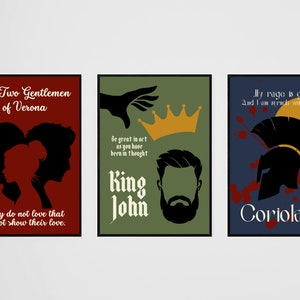 Peut inclure: Trois affiches minimalistes avec des silhouettes noires et du texte. La premi&egrave;re affiche est rouge avec une silhouette de deux personnes qui s'embrassent et le texte "The Two Gentlemen of Verona" et "They do not love that do not show their love." La deuxi&egrave;me affiche est verte avec une silhouette d'un homme avec une barbe et une couronne et le texte "Be great in act as you have been in thought" et "King John." La troisi&egrave;me affiche est bleue avec une silhouette d'un guerrier portant un casque et le texte "My rage is gone, And I am struck with sorrow." et "Coriolanus."