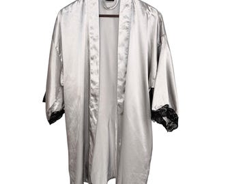 Bata vintage de Frederick's of Hollywood para mujer, talla M, de satén plateado con ribete de encaje, sin cinturón.