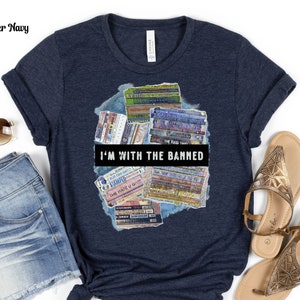 Ich bin mit dem verbotenen Unisex-T-Shirt, Lese verbotene Bücher, verbotenes Bücher-Shirt, Buchliebhaber-Shirt, Bibliothekar-Shirt