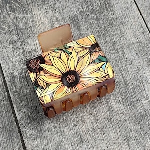 Claw Clip Featuring a Beautiful Sunflower: Embrace the Beauty of Nature in Your Hair