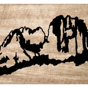 Könnte beinhalten: Schwarze Silhouette einer Bergkette auf einem Holzmaserungshintergrund.